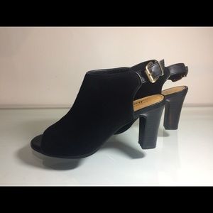 Comfortable black shoes